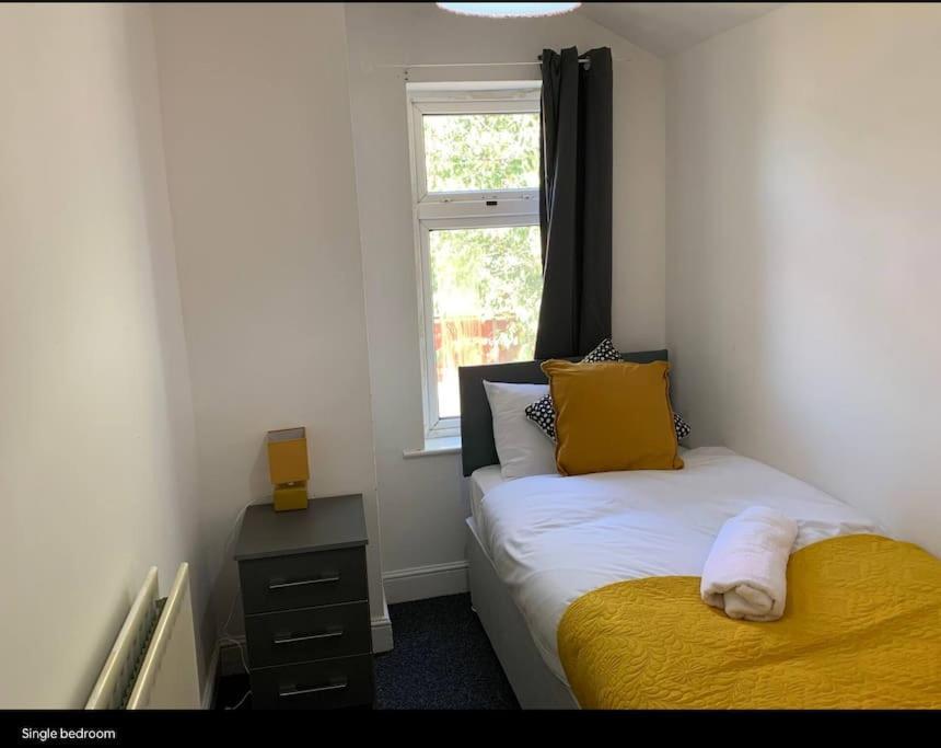 Wv1 Budget Contractor Stays- 5 Beds - Discounts Ok Wolverhampton Extérieur photo